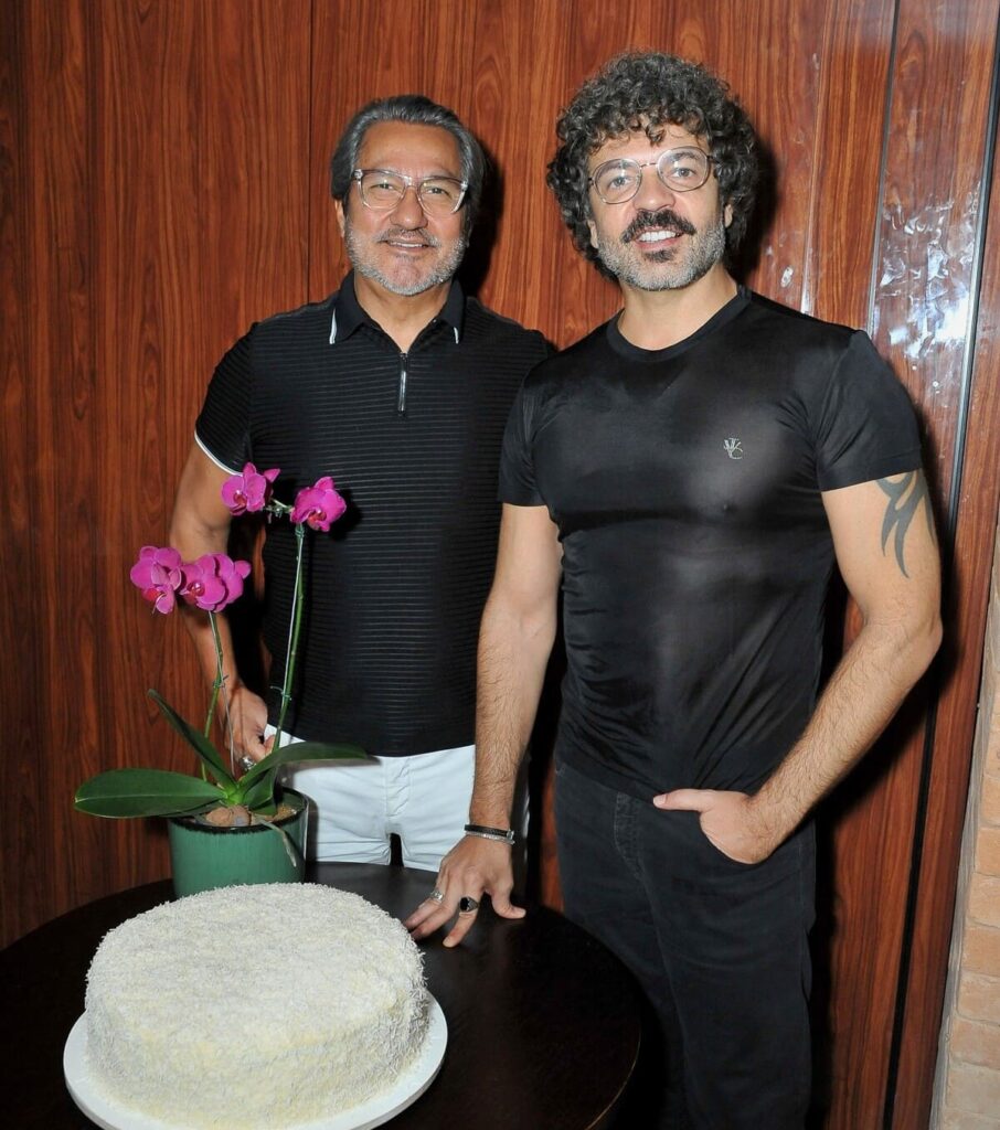 Celebração em Grande Estilo: Marcelo Espíndola comemora 49 anos em noite inesquecível no Coco Bambu